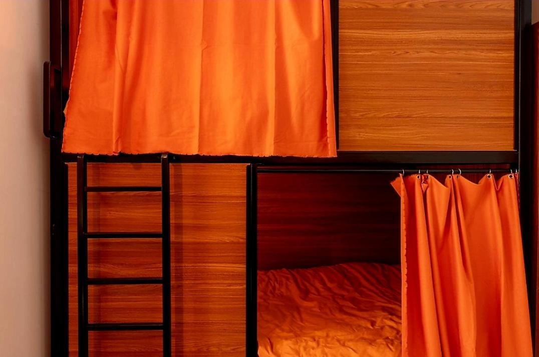 Recharge Hostel Rotterdam Eksteriør bilde